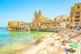59. L'Arte di Malta Malta ha una lunga tradizione artistica, influenzata dalle sue varie dominazioni storiche. Oggi, La Valletta è sede di gallerie d'arte e musei che celebrano l'arte contemporanea e classica, come il MUŻA, il Museo Nazionale delle Belle Arti. 60. La Coperta di La Valletta Ogni inverno, le strade di La Valletta sono coperte da una grande coperta luminosa, una tradizione che rende la capitale ancora più incantevole durante il periodo natalizio. 61. Le baie di Mellieha La baia di Mellieha è una delle spiagge più lunghe e sabbiose di Malta, ideale per famiglie e amanti del mare. Offre acque basse e cristalline, perfette per il nuoto e lo snorkeling. 62. Il festival della musica di Isle of MTV Malta ospita ogni estate l'Isle of MTV, uno dei festival musicali più popolari del Mediterraneo, che attira migliaia di giovani e celebrità internazionali per una notte di musica e festa. 63. Il villaggio di Popeye Il villaggio di Popeye, situato a Anchor Bay, fu costruito come set cinematografico per il film "Popeye" del 1980 con Robin Williams. Oggi è un parco a tema aperto al pubblico, perfetto per una visita in famiglia. 64. Il Museo Marittimo di Malta Situato a Vittoriosa, il Museo Marittimo di Malta esplora la storia marittima dell'isola attraverso una vasta collezione di modelli di navi, carte nautiche e strumenti navali. 65. La Fortezza di Cittadella a Gozo La Cittadella di Gozo, situata a Victoria, è una fortezza medievale che offre una vista spettacolare sull'isola. Originariamente costruita come rifugio contro i pirati, oggi è una delle principali attrazioni di Gozo. 66. Il falconeria a Malta La falconeria è un'antica tradizione maltese che risale ai Cavalieri di San Giovanni, che utilizzavano i falchi per la caccia. Ancora oggi, questa pratica è celebrata con eventi e spettacoli. 67. La festa di Santa Caterina La festa di Santa Caterina, celebrata a Zurrieq, è una delle feste patronali più amate di Malta. Oltre alla processione religiosa, la festa prevede fuochi d'artificio spettacolari e bancarelle di cibo. 68. L'acqua di Malta Malta non ha risorse naturali d'acqua dolce, quindi l'isola dipende da impianti di desalinizzazione per produrre la maggior parte dell'acqua potabile. Questi impianti trasformano l'acqua del mare in acqua potabile. 69. La Marina Grande Il Grand Harbour di Malta è uno dei porti naturali più belli e grandi del Mediterraneo. È stato utilizzato fin dall'antichità e oggi è un punto di attracco per le navi da crociera e i cargo. 70. I vini maltesi Malta produce diversi vini di alta qualità, molti dei quali utilizzano varietà d'uva autoctone come il Gellewza (rosso) e il Girgentina (bianco). Le cantine maltesi offrono degustazioni e visite guidate. 71. L'antica via romana A Mdina e Rabat si possono ancora vedere tratti dell'antica via romana, una strada che collegava le principali città dell'isola durante l'epoca romana. Le rovine di questa strada sono state ben conservate e sono accessibili ai visitatori. 72. La festa della Madonna di Lourdes La festa della Madonna di Lourdes, celebrata a Gozo, è una delle più sentite dell’isola. Ogni anno, centinaia di fedeli partecipano alle celebrazioni religiose presso il santuario dedicato alla Vergine Maria. 73. La baia di St. Paul’s La baia di St. Paul’s, secondo la leggenda, è il luogo dove San Paolo naufragò nel 60 d.C. Qui si trova una statua dell'apostolo che si erge su un isolotto al centro della baia, commemorando l'evento. 74. Le gite in barca a Dwejra Dwejra, a Gozo, è una località famosa per le sue formazioni rocciose uniche e le acque cristalline. Le gite in barca portano i visitatori attraverso grotte marine e piscine naturali, offrendo uno spettacolo mozzafiato. 75. Le tipiche case maltesi Le case tradizionali maltesi sono caratterizzate da balconi chiusi in legno, chiamati "galleriji". Questi balconi colorati sono uno degli elementi architettonici più iconici di Malta. 76. La Guardia Costiera di Malta Malta ha una forza di Guardia Costiera altamente addestrata, responsabile della sorveglianza delle acque territoriali, della protezione dei confini e delle operazioni di soccorso in mare. 77. Il tempio di Gigantia I Templi di Gigantia, situati a Gozo, sono considerati tra le strutture megalitiche più antiche del mondo, risalenti a oltre 5.000 anni fa. Il nome deriva dalla credenza popolare che i templi fossero stati costruiti da giganti. 78. La pesca tradizionale di lampuki La pesca del lampuki, un pesce locale simile al dorado, è una tradizione maltese che si svolge da agosto a dicembre. I pescatori utilizzano tecniche tradizionali per catturare il pesce, che viene poi cucinato in vari piatti locali. 79. Le gole di Wied il-Mielah Wied il-Mielah, a Gozo, è una gola spettacolare scavata dal mare. Qui si trovava una famosa finestra naturale simile all’Azure Window, che purtroppo è crollata nel 2017. 80. L'aeroporto internazionale di Malta L'aeroporto internazionale di Malta è l'unico aeroporto dell'isola, situato vicino alla città di Luqa. È ben collegato con le principali città europee e serve come hub per il turismo. 81. Il Museo della Tortura di Mdina Il Museo della Tortura di Mdina espone strumenti di tortura medievali utilizzati durante l'Inquisizione. Il museo è situato in un edificio storico che un tempo fungeva da prigione. 82. Il Lido di St. George's Bay St. George's Bay è una delle poche spiagge sabbiose nella zona turistica di Paceville, famosa per la sua vivace vita notturna. È una meta popolare per i giovani e gli amanti del mare. 83. L’orchestra filarmonica di Malta L’Orchestra Filarmonica di Malta è una delle più antiche del Mediterraneo. Fondata nel 1968, l'orchestra si esibisce regolarmente in concerti sinfonici, opere e spettacoli teatrali in tutta l'isola. 84. I Mulini a vento maltesi In tutta Malta e Gozo, si possono trovare antichi mulini a vento costruiti dai Cavalieri di San Giovanni. Alcuni di questi mulini sono stati restaurati e trasformati in musei o abitazioni private. 85. La festa del Bambino Gesù La festa del Bambino Gesù, celebrata il 25 dicembre, è una delle festività religiose più sentite a Malta. La messa di mezzanotte è un evento molto partecipato, con canti natalizi e processioni. 86. Il Pane di Malta Il pane maltese, chiamato "ħobż tal-Malti", è un tipo di pane a lievitazione naturale con una crosta croccante e una mollica morbida. Viene spesso servito con olio d’oliva, pomodori e formaggio. 87. L’antica torre di Mġarr La Torre di Mġarr è una delle tante torri costiere costruite dai Cavalieri per proteggere l’isola dagli attacchi. Oggi la torre è aperta al pubblico e offre una vista panoramica sul mare. 88. Il ponte sospeso di Sliema Il ponte sospeso di Sliema è una delle strutture più moderne di Malta, costruito per collegare il lungomare con la zona di St. Julian's. Offre una passeggiata panoramica sopra le acque del Mediterraneo. 89. Il Parco naturale di Buskett Buskett Gardens è uno dei pochi parchi boschivi naturali di Malta, situato nella parte centrale dell’isola. È una destinazione popolare per escursioni, picnic e birdwatching. 90. Il Museo del Giocattolo di Malta Situato a La Valletta, il Museo del Giocattolo di Malta espone una collezione di giocattoli antichi e vintage, offrendo una visione nostalgica dell'infanzia attraverso i secoli. 91. La Valletta Film Festival Il Valletta Film Festival è un evento annuale che celebra il cinema internazionale, con proiezioni all'aperto in tutta la capitale. Il festival attira registi, attori e appassionati di cinema da tutto il mondo. 92. La tradizione della processione pasquale La Pasqua è una delle festività religiose più importanti a Malta. Ogni anno si tengono processioni che ricostruiscono la Passione di Cristo, con statue sacre trasportate per le strade dei villaggi. 93. Il Giardino Botanico di San Anton Il Giardino Botanico di San Anton, situato vicino al Palazzo Presidenziale di Attard, è un luogo di pace e tranquillità. È famoso per le sue fontane, i fiori esotici e gli alberi secolari. 94. La Galleria d'arte Spazju Kreattiv Situata a La Valletta, Spazju Kreattiv è il principale centro culturale di Malta, dedicato alle arti visive e performative. Ospita mostre, spettacoli teatrali e installazioni artistiche moderne. 95. Le luminarie del Natale Durante il periodo natalizio, le strade di La Valletta e di altre città maltesi sono addobbate con luminarie e decorazioni natalizie, creando un’atmosfera magica e festosa. 96. Il Pozzo della Regina Il Pozzo della Regina è una delle più antiche strutture idriche di Malta, risalente all'epoca medievale. Si trova a Rabat ed è ancora utilizzato oggi per l'irrigazione dei campi circostanti. 97. La chiesa di San Lorenzo a Vittoriosa La Chiesa di San Lorenzo è una delle principali chiese barocche di Malta. Situata a Vittoriosa, è dedicata a San Lorenzo e ospita importanti opere d’arte religiosa. 98. La festa della Madonna della Neve Celebrata il 5 agosto, la festa della Madonna della Neve a Qrendi è una delle più spettacolari dell'isola, con processioni religiose e spettacolari fuochi d'artificio che illuminano il cielo estivo. 99. Il Mulino Ta’ Kola Situato a Gozo, il mulino a vento Ta’ Kola è uno dei meglio conservati di Malta. Oggi è un museo che mostra come funzionava un tradizionale mulino maltese. 100. Il Festival della Birra di Farsons Il Farsons Beer Festival è uno degli eventi estivi più attesi a Malta, con musica dal vivo, cibo e, naturalmente, birra. Si tiene nei giardini del Ta' Qali e attira migliaia di visitatori. 101. Le crociere attorno a Comino Le crociere attorno all'isola di Comino sono un modo popolare per esplorare le sue acque incontaminate e le calette nascoste. I tour in barca spesso includono una sosta alla Laguna Blu, una delle attrazioni più celebri di Malta.