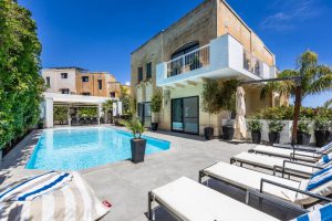 Luxurious Villa 5 BR1